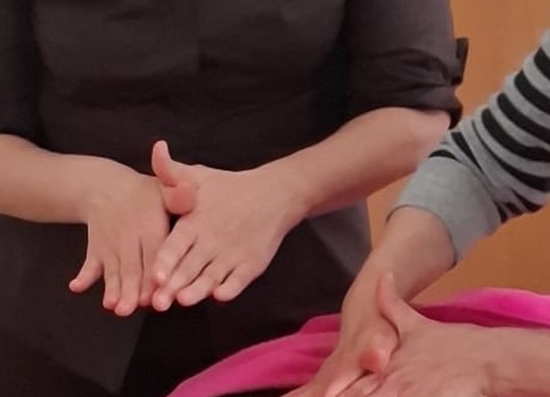 Manovra di massaggio linfodrenante sulle gambe