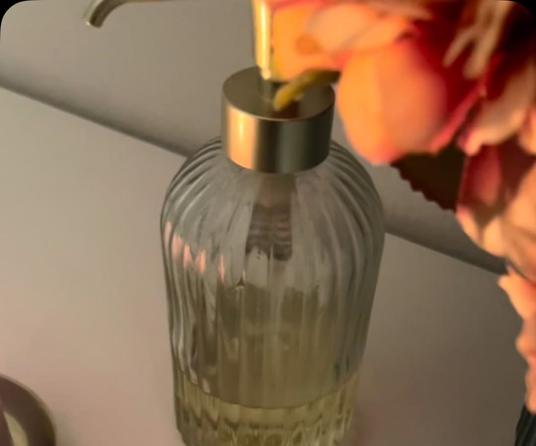 Un angolo dello studio: olio, fiori e specchio
